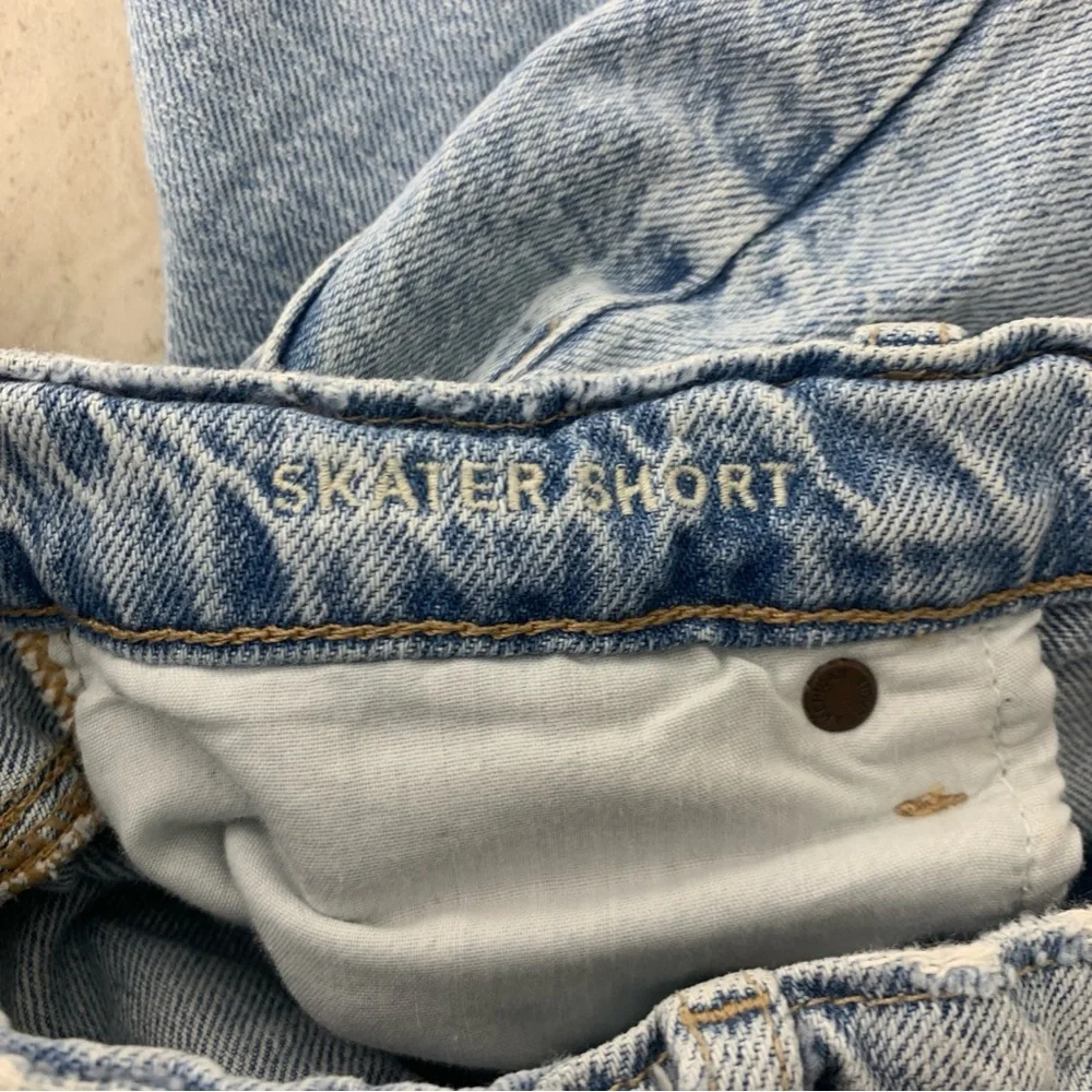 American Eagle Women Size 0 Shorts Light Wash Jean Skater Cotton Long Distressed